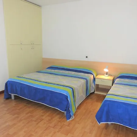Beachside Comfort On First Floor 아파트