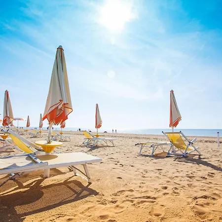 Beachside Comfort On First Floor 아파트 *