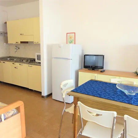 Beachside Comfort On First Floor Апартаменты *